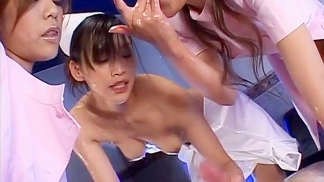 释放欲望：性感护士的激烈群交场景！