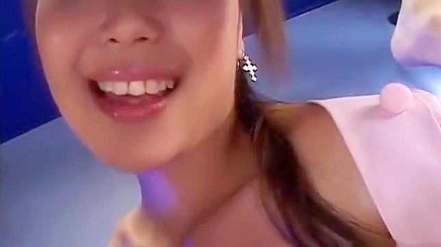 释放欲望：性感护士的激烈群交场景！