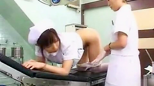 日本熟女护士专享~用同事的自慰器体验肛交乐趣！