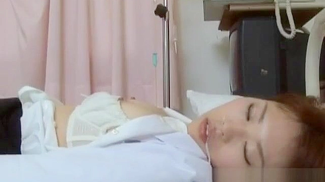 日本小护士女友深情口交让男友高潮射精满嘴