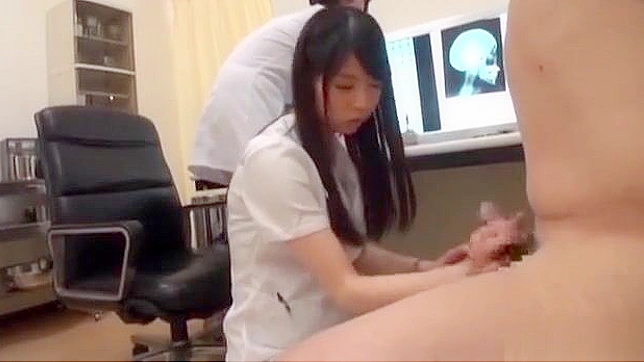 与这些迷人的日本女孩室内体验终极三人行！