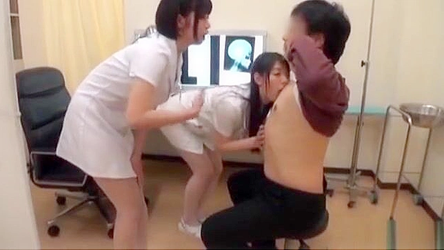 与这些迷人的日本女孩室内体验终极三人行！