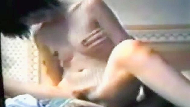 必看JAV色情视频~台湾魅惑女凤胡苏为日本学生喂奶