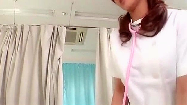 体验迷人的Emi Harukaze作为诱惑的JAV护士