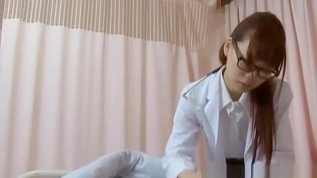 观看日本护士在本蒸汽视频第二部分中的狂野激情吸吮！