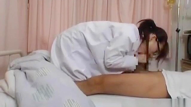 观看日本护士在本蒸汽视频第二部分中的狂野激情吸吮！