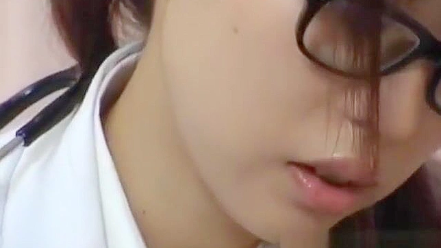 观看日本护士在本蒸汽视频第二部分中的狂野激情吸吮！