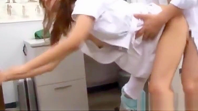 释放欲望：Akina的日本护士SM角色扮演第一部分