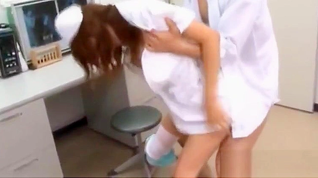 释放欲望：Akina的日本护士SM角色扮演第一部分