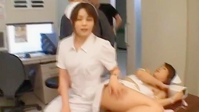 由纪真奈与青井美里在JAV幻想中的性感护士之吻
