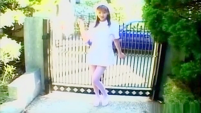 超赞白色内裤激起日本护士欲火令他迅速高潮