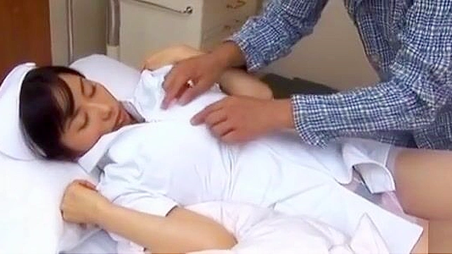 完美！日式魅惑女巫Hina Hanami在她诱人的护士装扮下被晨间做爱。