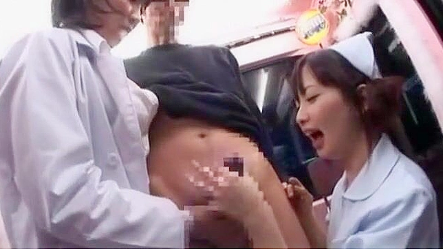 丰满的日本护士milf在性爱前玩弄她的胸部并享受体内射精