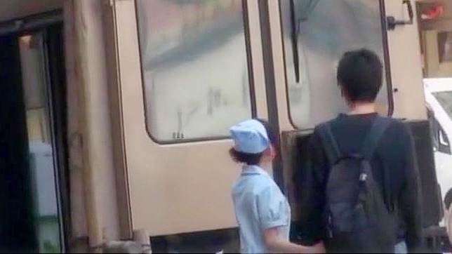 丰满的日本护士milf在性爱前玩弄她的胸部并享受体内射精