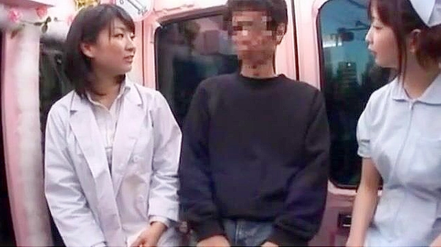 丰满的日本护士milf在性爱前玩弄她的胸部并享受体内射精