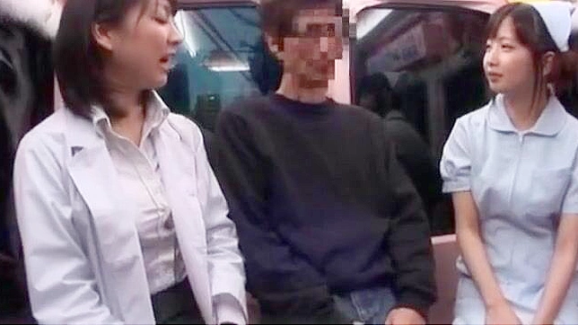 丰满的日本护士milf在性爱前玩弄她的胸部并享受体内射精