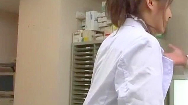 在充满精液的JAV片段中，一窥性感护士水野美奈的魅力！