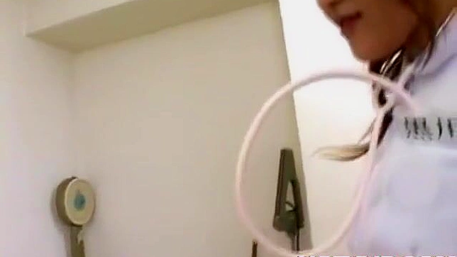 与花咲由衣的毛茸蜜穴和新震动器体验极致快感！