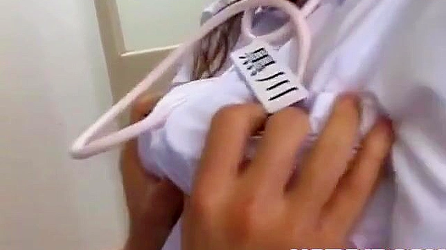 与花咲由衣的毛茸蜜穴和新震动器体验极致快感！