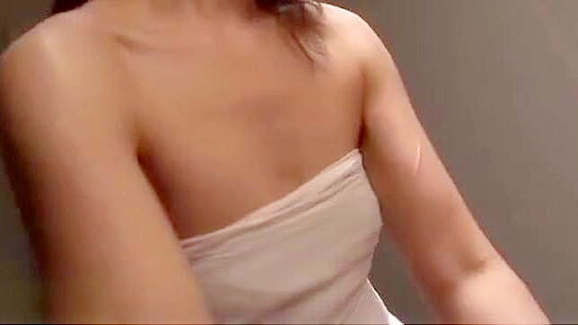 穿制服的日本美女提供终极按摩与震撼性爱体验