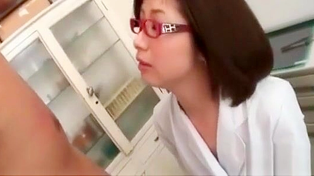调皮护士Kaoru Natsuki穿着渔网袜挑逗并享受快感