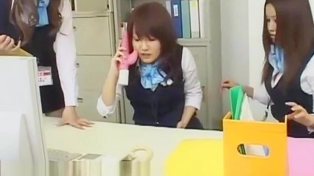 婊子吸了一个巨大的鸡巴然后在她的毛茸茸的阴唇上跳动它。