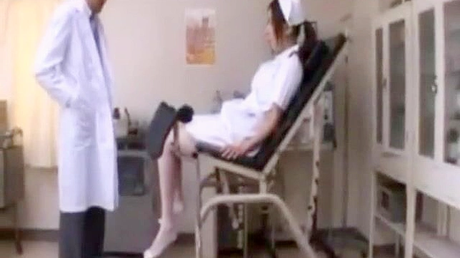 日本魅惑女巫用她丰腴的阴道引诱医生