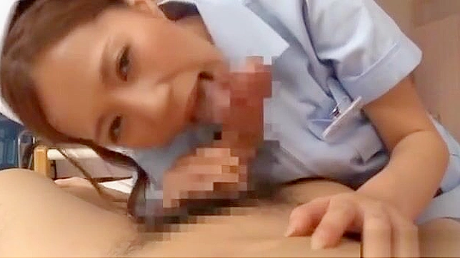 迷人的JAV女优佐条琉璃献上一场令人窒息的胸交表演