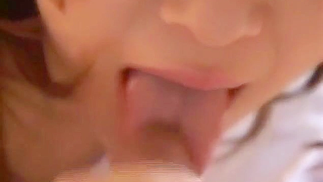 体验穿着丝袜的性感日本护士口交的魅力