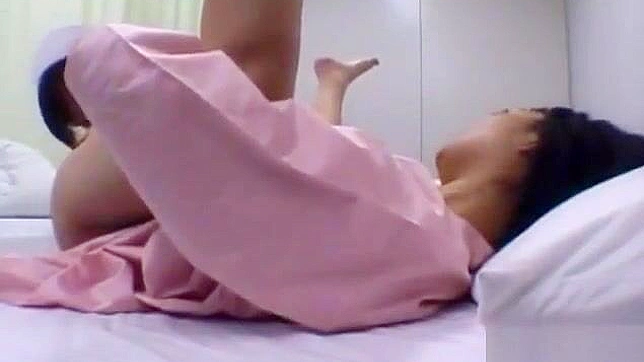 JAV女同在热淋浴中分享炽烈的吻