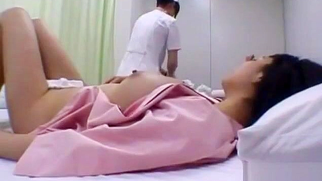 JAV女同在热淋浴中分享炽烈的吻