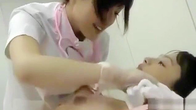 JAV女同在热淋浴中分享炽烈的吻