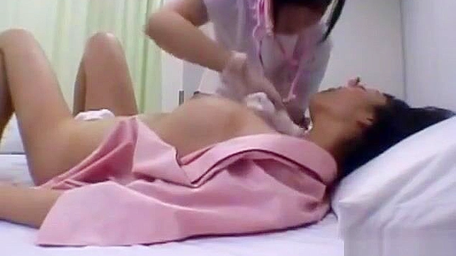 JAV女同在热淋浴中分享炽烈的吻