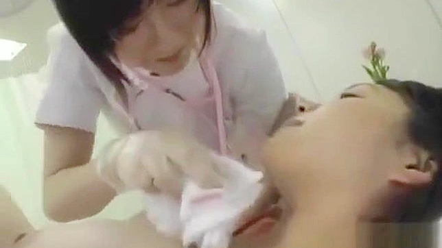 JAV女同在热淋浴中分享炽烈的吻