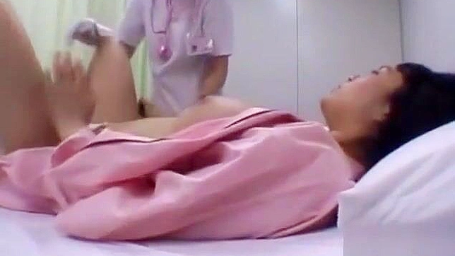 JAV女同在热淋浴中分享炽烈的吻