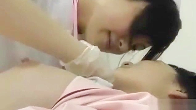 JAV女同在热淋浴中分享炽烈的吻