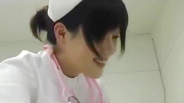 JAV女同在热淋浴中分享炽烈的吻