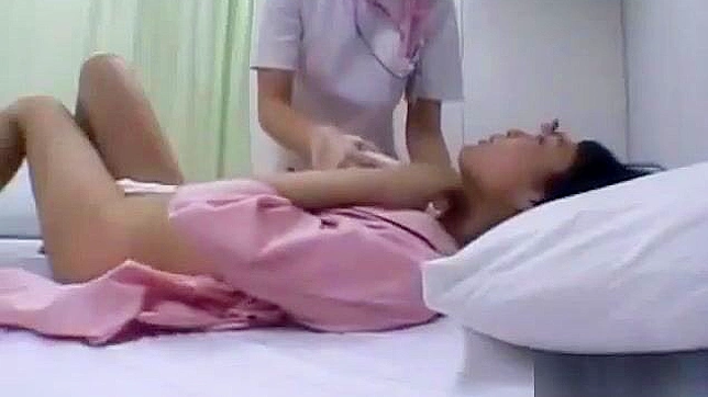 JAV女同在热淋浴中分享炽烈的吻