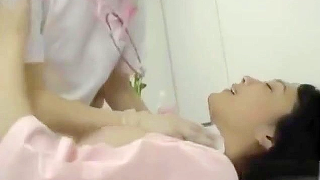 JAV女同在热淋浴中分享炽烈的吻