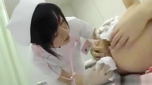 JAV女同在热淋浴中分享炽烈的吻