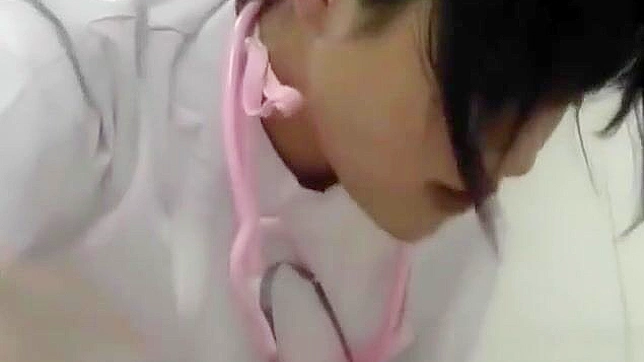 JAV女同在热淋浴中分享炽烈的吻