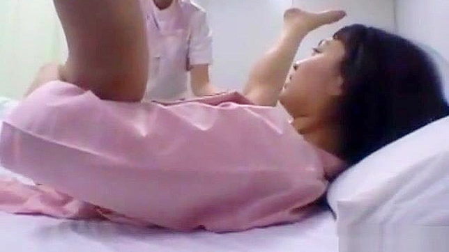 JAV女同在热淋浴中分享炽烈的吻