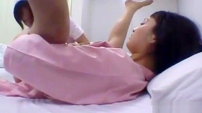 JAV女同在热淋浴中分享炽烈的吻