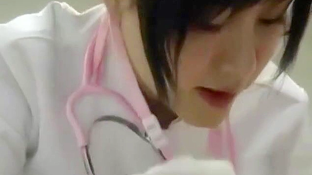 JAV女同在热淋浴中分享炽烈的吻