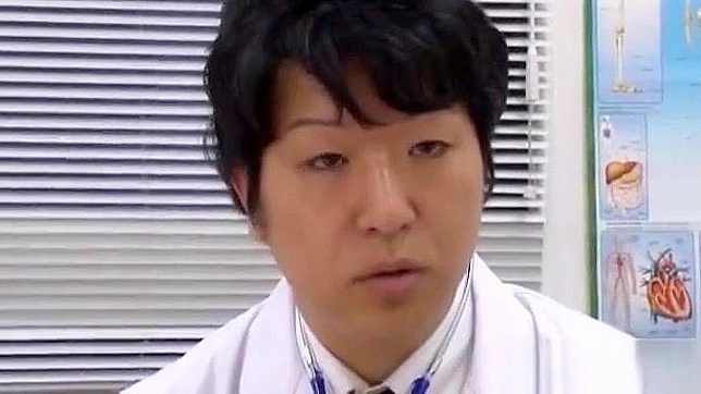 调皮的亚洲护士Maki Hokujo献上难忘口交体验