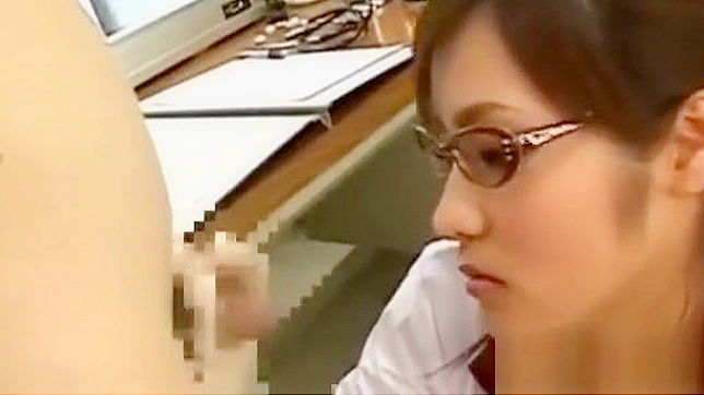 穿着热辣长袜的日本护士—一种迷恋享受！