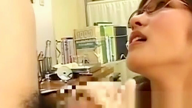 穿着热辣长袜的日本护士—一种迷恋享受！