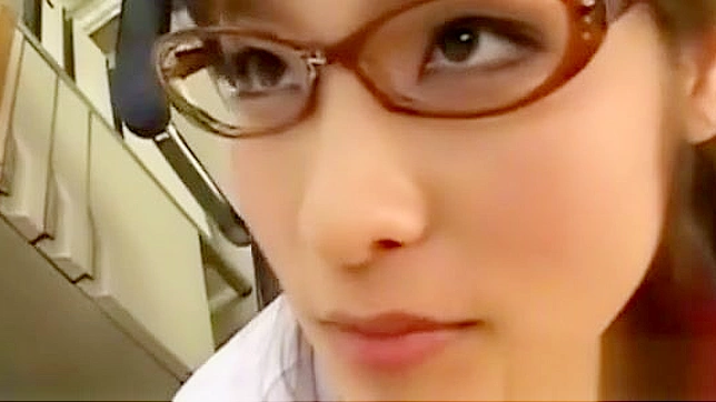 穿着热辣长袜的日本护士—一种迷恋享受！