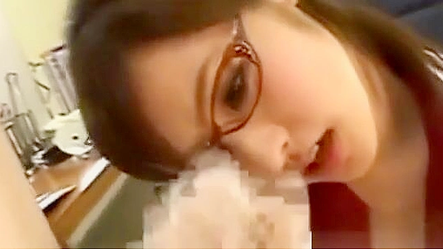 穿着热辣长袜的日本护士—一种迷恋享受！
