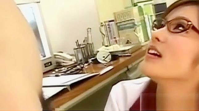 穿着热辣长袜的日本护士—一种迷恋享受！
